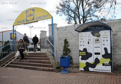 Mlekomat przy Placu Dworcowym w Gdyni Chyloni. 13.04.2012...