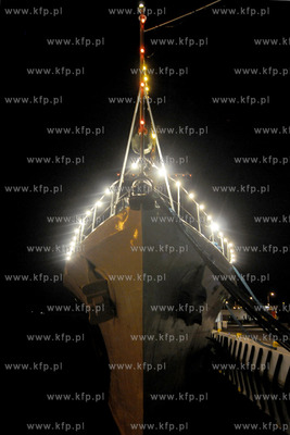 ORP BLYSKAWICA w nocnej iluminacji swietlnej zacumowany...