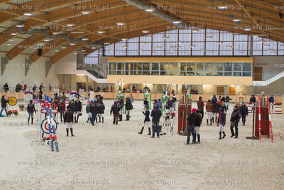 Pierwszy dzien Halowych Regionalnych Zawodow w Skokach...