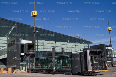 Instalacja rekawow przy terminalu pasazerskim T2 na...