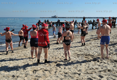 Sopot. Plaza kolo Zatoki Sztuki. Grupa morsow z Olsztyna...