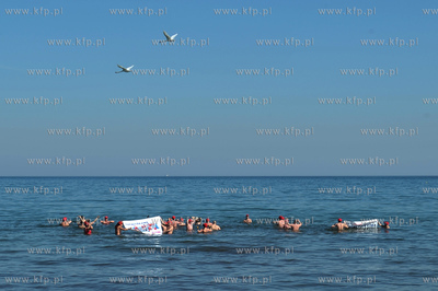 Sopot. Plaza kolo Zatoki Sztuki. Grupa morsow z Olsztyna...