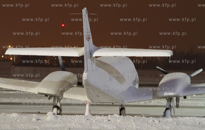 Zima na gdanskim lotnisku. Nz. Cessna 303 T Crusader...