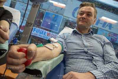 Final WOSP 2015. Prezydent Slupska Robert Biedron oddaje...