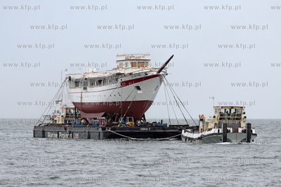 Transport kadluba do portu wewnetrzego w Gdansku szkolnego...