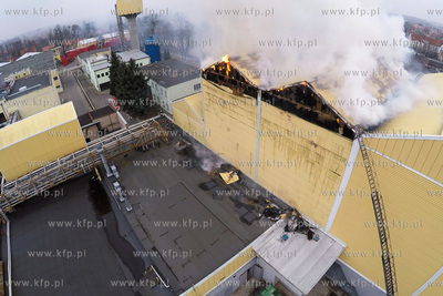 Pozar jeden z hal produkcyjnych, gdzie przechowywane...