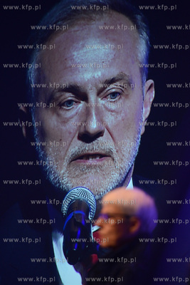 Uroczysta sesja Rady Miasta Gdyni. Na zdjeciu przemawia...