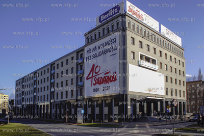 Gdańsk. Siedziba NSZZ Solidarność z wywieszonymi...