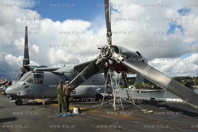 Amerykański okręt desantowy USS Kearsarge wpłynął...