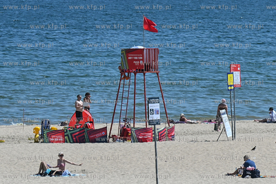 Sopot. Plaża. Czerwona flaga sygnalizująca zakaz...