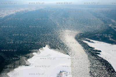 Kra na Wisle w okolicy ujscia rzeki do Zatoki Gdanskiej....
