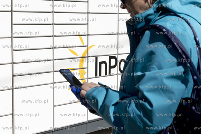 Odbiór paczek z paczkomatu za pomocą aplikacji mobilnej...