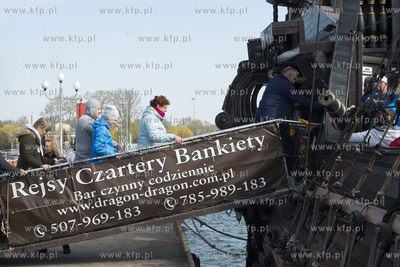 Gdynia. Rejs powitalny pierwszego w tym sezonie statku...