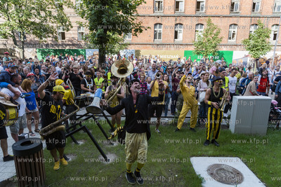 Gdańsk. Festiwal teatrów Ulicznych FETA. Always Drinking...
