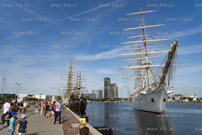Dar Młodzieży wpływa do Nabrzeża Pomorskiego w...