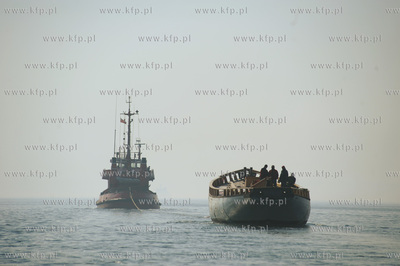 Zniszczony kadłub zaglowca Gen. Zaruski został odholowany...