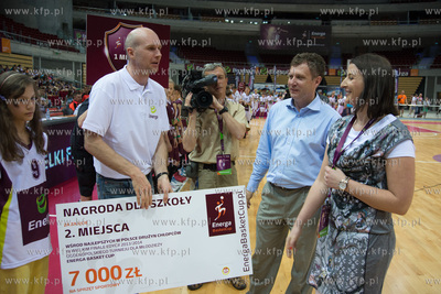 Niemal 80 000 mlodych koszykarzy z ponad 6 500 szkol...