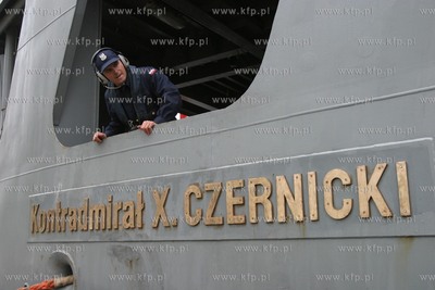 Okret ORP Kontradmiral Xawery Czernicki na morzu przed...