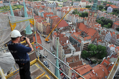 Montaz konstrukcji dachu nad dziedzincem Ratusza Glownowmiejskiego...