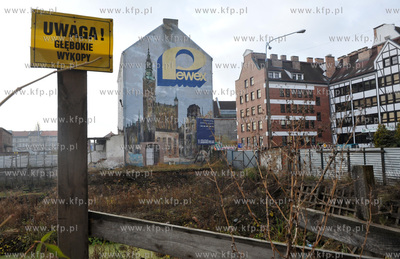 Stara reklama sklepu Pewex na budynku na wyspie Spichrzow...
