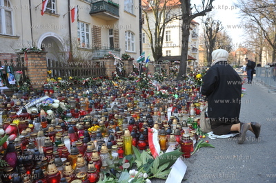 Sopot. Ul. Armii Krajowej 55. Ludzie skladaja kwiaty...
