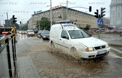 Gdansk podczas ulewy. Nz zalane skrzyzowanie 3 Maja...