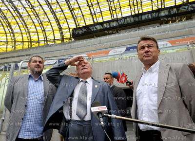 Prezydent Lech Walesa zwiedza stadion PGE Arena w Gdansku....