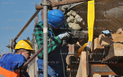 Gdansk. Demontaz figury Neptuna z fontanny na Dlugim...