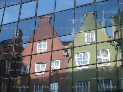 Gdansk. Odbicie starych kamieniczek na ulicy Piwnej...