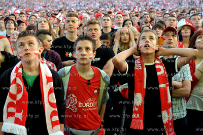 Gdansk. Mistrzostwa europy w pilce noznej. Kibice ogladaja...