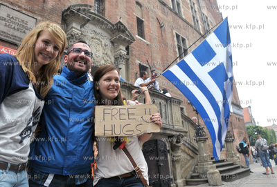 Bezplatne przytulanie przed Ratuszem Głownomiejskim...