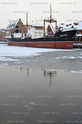 Gdansk zima. Statek muzeum Soldek i czesciowa zamarznieta...