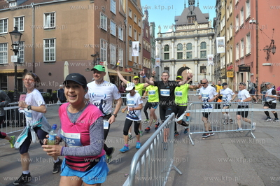 II PZU Gdansk Maraton. Zawodnicy wbiegają z ul. Tkackiej...