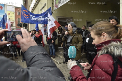 Pikieta opozycji przed biurami posłów PiS na Targu...