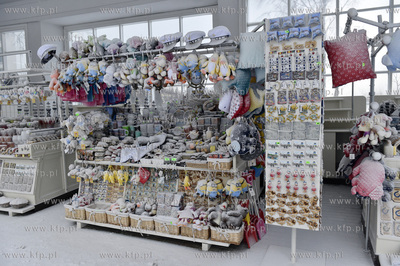 Zanieżone stoiska z pamiątkami na sopockim molo....