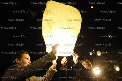 Gdansk. Plac Kobzdeja. Mieszkancy Gdanska wypuszczaja...