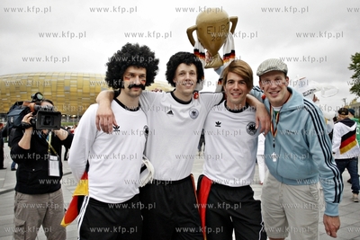 Gdansk Arena. Kibice wchodza na cwiecfinalowy mecz...