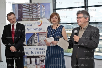 Uroczystosc prezentacji efektu pracy studentow i profesorow...