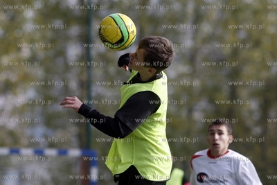 Gdansk Zaspa. Pilkarski turniej dzikich druzyn Do przerwy...