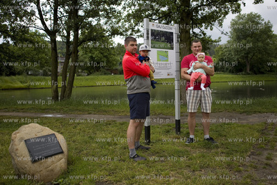 Gdańsk Oliwa. Sadzenie drzewa w Gaju Ojców. Uhonorowano...