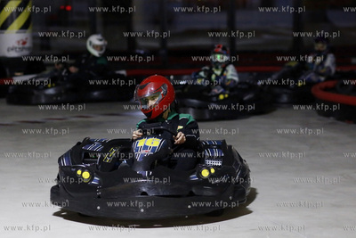 Fun Arena. Wyścig gwiazd. Na torze gokartów elektrycznych...