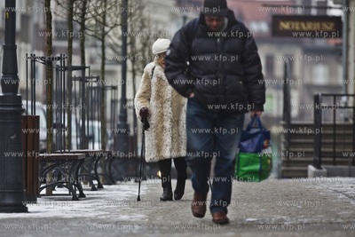 Zima. Piesi na zaśnieżonym chodniku przy ul Wejdeloty...