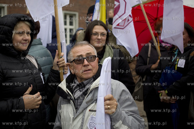 Urzad Wojewódzki w Gdańsku. Protest środowisk nauczycielskich...