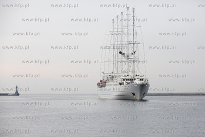 Żaglowiec Wind Surf wpływa do portu w Gdyni.
10.08.2017
fot....