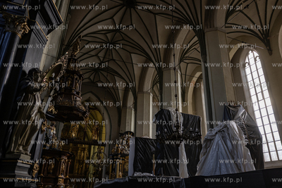 Demontaż rusztowań potrzymujących spękane sklepienie...