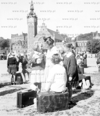 Dzieci czekają na wyjazd na wakacje na placu Gorkiego...