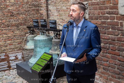 Zespół Przedbramia. Po 83 latach trzy dzwony kościelne,...