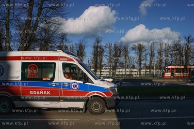 Gdańsk, Al. Zwycięstwa, karetka pogotowia. 11.03.2020...