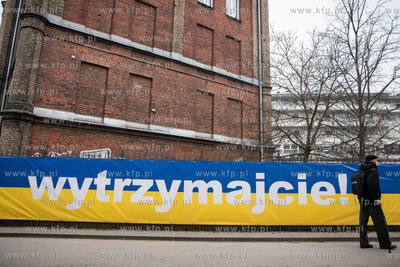 Banery z napisem WYTRZYMAJCIE! pojawiły się na ogrodzeniu...