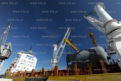 Port w Gdansku. Przeladunek elementu urzadzenia do...